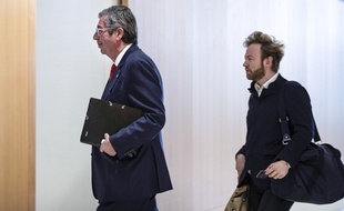 Paris, le 23 mai 2019. Patrick Balkany et son avocat, Antoine Vey, arrivent au tribunal de Paris où le maire de Levallois est jugé pour «fraude fiscale».