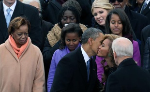 Barack Obama fait la bise à Beyoncé lors de son inauguration, le 21 janvier 2013.