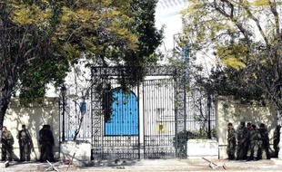 Les forces armées tunisiennes prennent position devant le musée du Bardo à Tunis, le 18 mars 2015