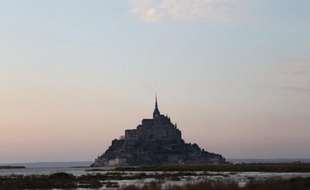 L'accès au Mont-Saint-Michel était perturbé lundi matin par une grève et une manifestation des salariés de l'abbaye et des commerces contre la suppression de leurs bus.