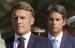 « Acharnement à vouloir garder la main »… Attal accable Macron