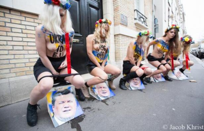 Les Femen urinent sur le président ukrainien