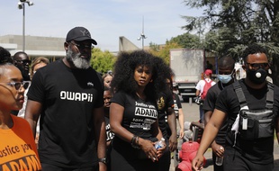 Assa Traoré, la soeur Adama Traoré, en tête de la marche marquant le quatrième anniversaire de la mort de son frère, samedi 18 juillet.