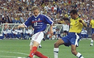 Le rachat d'Umbro par Nike et surtout le putsch tenté en vain sur l'Allemagne d'Adidas, l'été dernier, ont clairement signifié les intentions de l'Américain: premier équipementier mondial tous sports confondus, Nike court après la place de N.1 dans le foot toujours détenue par son rival allemand.