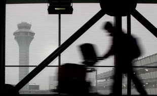 Le 21 décembre, 2013, un voyageur à l'aéroport de Chicago.