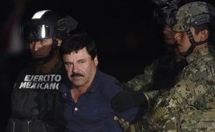 Le narcotrafiquant Joaquin "El Chapo" Guzman emmené à l'aéroport de Mexico le 8 janvier 2016 après son arrestation à Los Mochis