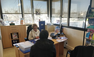 Conseillère en insertion professionnelle à la mission locale de Sartrouville, une conseillère en insertion professionnelle accompagne un jeune dans son projet professionnel