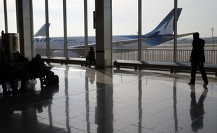 Un avion sur le tarmac à l'aéroport d'Orly.