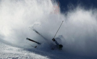 La Fédération internationale de ski (FIS) et l'équipementier italien Dainese espèrent équiper un ou plusieurs athlètes de prototypes d'airbags de sécurité aux jeux Olympiques d'hiver de Sotchi en 2014, ont-ils annoncé jeudi à Kitzbühel.