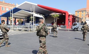 Des soldats français patrouillent sur la Place Massena le 12 juillet 2017, un an après l'attentat islamiste au camion qui a touché la promenade des Anglais. (image d'illustration)