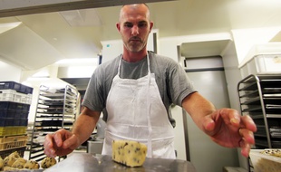 Raphaël Roy est le boulanger qui vend le plus de cookies à Rennes. Installé dans la rue Vasselot, il en prépare 1.000 par jour.