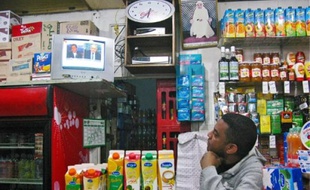 A Rabat (en haut) ou à Casablanca, la crise égyptienne fait la une des médias.