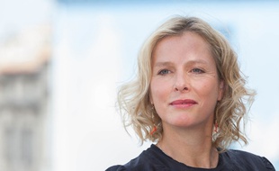 Karin Viard est l'une des 250 signataires de l'appel au retrait de l'article 2.