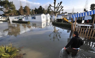 L?Association des victimes des inondations du Sud-Vendée (Avif) ainsi que 40 victimes à titre individuel de la tempête Xynthia ont déposé plainte avec constitution de partie civile auprès du Doyen des juges d?instruction des Sables-d?Olonne, a annoncé lundi le cabinet de leur avocate, Me Corinne Lepage.