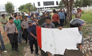 Des débris de l'A380 de la Qantas qui a subi une avarie moteur sont tombés sur l'île indonésienne de Batam le jeudi 4 novembre 2010.