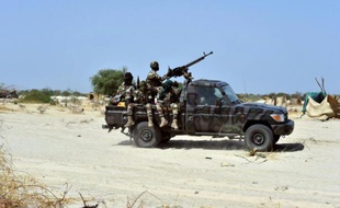 Des soldats du Niger patrouillent dans le nord du Nigeria voisin, le 25 mai 2015