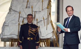 Deux mois après son entrée à l'Elysée, François Hollande dressera, le 14 juillet lors de sa première grande interview, le bilan d'un début de quinquennat marqué par la crise et le choc social du groupe PSA, mais aussi évoquera une affaire privée, le tweet de sa compagne, qui a mis à mal sa volonté d'instaurer "une présidence normale".
