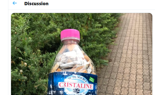 Une bouteille remplie de mégots.