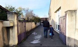 Un père et sa fille devant l'école primaire de Cadaujac en Gironde. AFP PHOTO / MEHDI FEDOUACH