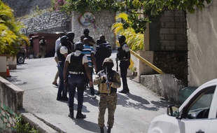 Des soldats haïtiens déployés à la résidence du président Jovenel Moise, assassiné le 7 juillet 2021.