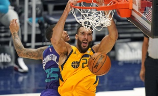 Le Français Rudy Gobert claque un dunk avec Utah face aux Charlotte Hornets, le 22 février 2021.