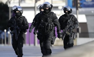 Des forces de police près du périphérique Porte de Vincennes à Saint-Mandé le 9 janvier 2015