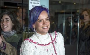 La chanteuse Lily Allen sort des studios Trafalgar de Londres, le 2 juin 2017.