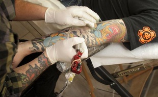Dans un salon de tatouage à Toulouse.