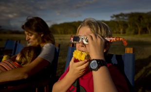 Un enfant porte des lunettes spécialisées pour regarder une éclipse solaire partielle, au Kenya, en novembre 2013.