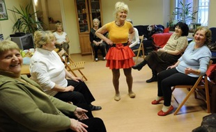 Comme chaque lundi dans le local des petits frères des Pauvres de Poznan, une douzaine de personnes âgées s'astreignent à des exercices de gymnastique, avec leur coach, Ludwika Kochman, elle aussi une senior.