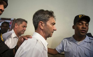 Les pilotes français Bruno Odos et Jean Pascal Furet à l'issue d'une audience le 17 juin 2014 à Saint-Domingue