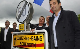 Florian Philippot vice-président du FN pose devant le panneau de la ville de Schengen (Luxembourg), le 19 septembre 2015 où il a symboliquement célébré la mort annoncée des accords de Schengen