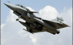 La Libye va commnander 13 à 18 avions de chasse Rafale fabriqués par Dassault Aviation, afin de moderniser son armée, devenant ainsi le premier client étranger du Rafale, rapporte Le Journal du Dimanche, citant une source proche des milieux gouvernementaux à Tripoli.