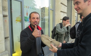 Serban, SDF roumain, est le premier à profiter des dons des Robins de la rue.