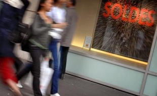 Les soldes d'été 2008 débuteront à Paris le mercredi 25 juin à 8H00 et s'achèveront le samedi 2 août, a annoncé jeudi la préfecture de Paris dans un communiqué.