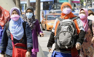 Des touristes se protègent en se balladant à Seoul alors que l'épidémie du coronavirus Mers se propage.