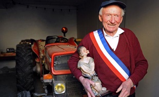 Arthur Richier, le maire de Faucon-du-Maire, commune des Alpes-de-Haute-Provence, le 22 janvier 2008, dans sa mairie.