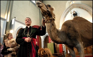 Mgr Dominique Philippe, archevêque de Paris, qui officie dans l'église Sainte-Rita, lors de la bénédiction d'un dromadaire en 2005.