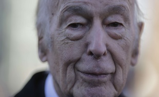 L'ancien président Valéry Giscard d'Estaing, le 23 novembre 2015 à Hambourg, pour les funérailles de l'ancien chancelier allemand Helmut Schmidt.