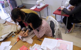 Cours de couture en apprentissage à Bordeaux, le 14 juin 2013