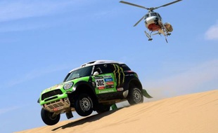 Le Français Stephane Peterhansel (Mini) a remporté dans la catégorie auto la 2e étape du Dakar-2013, courue dimanche autour de Pisco et longue de 327 km dont une spéciale chronométrée de 242 km, prenant du même coup la tête du classement général.