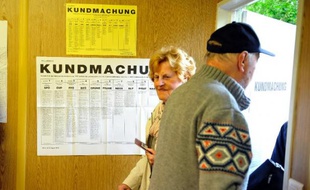 Une femme se prépare à voter à Vienne pour les législatives, le 29 septembre 2013