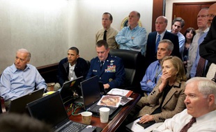 Barack Obama, Joe Biden, Hillary Clinton et plusieurs conseillers à la Sécurité intérieure, dans la Situation Room de la Maison Blanche, le 1er mai 2011, suivent en direct l'opération pour éliminer Ben Laden.