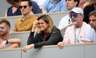 Amélie Mauresmo en tribunes devant un match de Lucas Pouille à Roland-Garros.