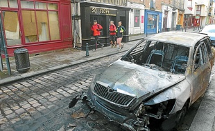 Des joggeurs interloqués découvrent une voiture brûlée rue de Saint-Malo.