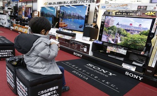 Un enfant assis devant un téléviseur de format 4k, à Tokyo, le 4 février 2014.