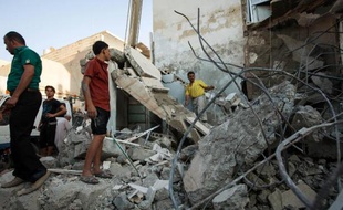 Au moins 14 civils, dont quatre enfants, ont été tués par des obus de mortier tirés par l'armée syrienne sur la localité de Mleha, au sud-est de Damas, rapporte vendredi l'Observatoire syrien des droits de l'Homme (OSDH).