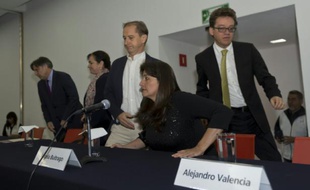 Francisco Cox, Claudia Paz, Carlos Beristain, Angela Buitrago et Alejandro Valencia membres du Groupe international d'enquêteurs indépendants (GIEI), le 6 septembre 2015 devant la presse à Mexico