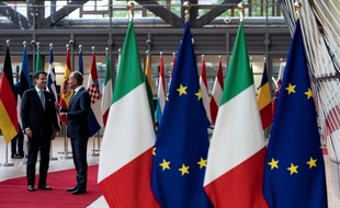 Des fonds européens (drapeau bleu) étaient détournés en Italie (drapeau vert blanc rouge). (illustration)