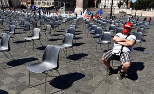 Un homme portant un masque à Rome, le 25 juin 2020.